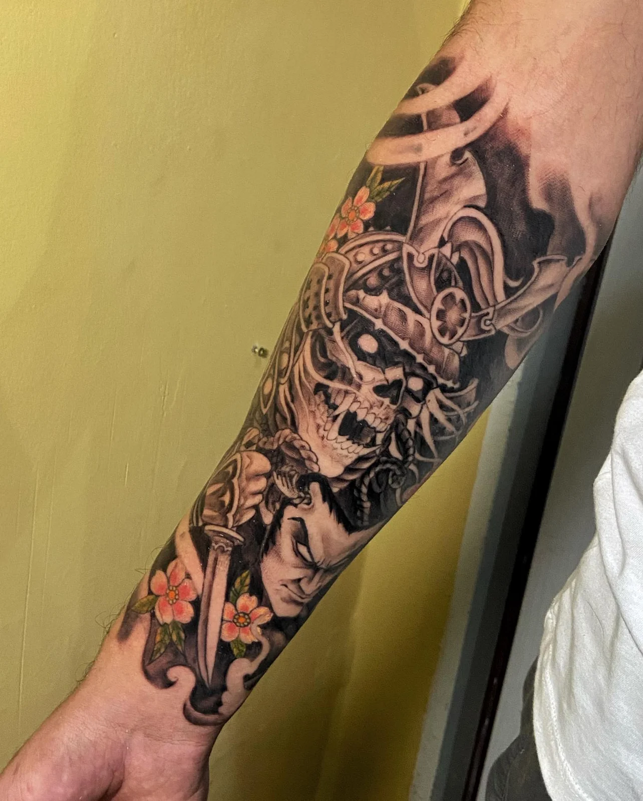 Tatuaje de Iván Pérez: Entre flores y sombras